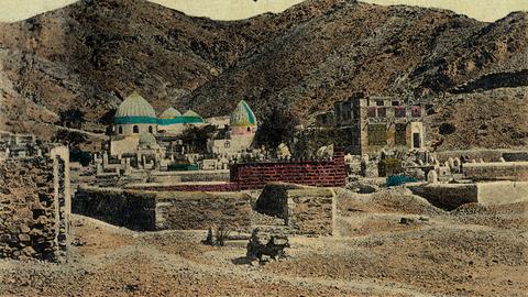 Eine alte, vergilbte Postkarte. Mehrere Gebäude bilden das Mausoleum von Khadija, der ersten Ehefrau des Propheten Mohammed 