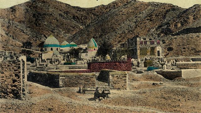 Eine alte, vergilbte Postkarte. Mehrere Gebäude bilden das Mausoleum von Khadija, der ersten Ehefrau des Propheten Mohammed 