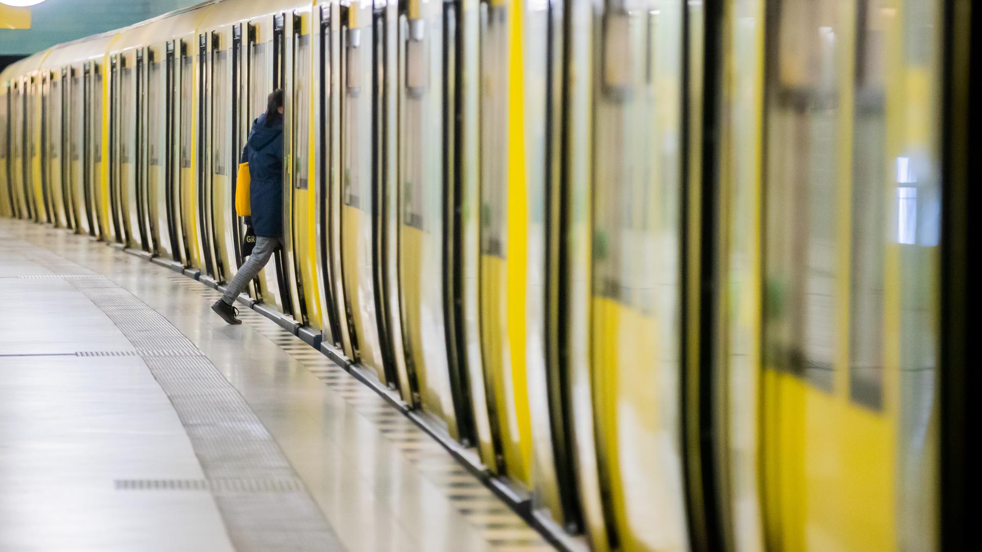 Ein Fahrgast steigt in Berlin in eine U-Bahn ein. 