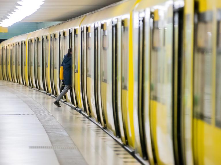 Ein Fahrgast steigt in Berlin in eine U-Bahn ein. 