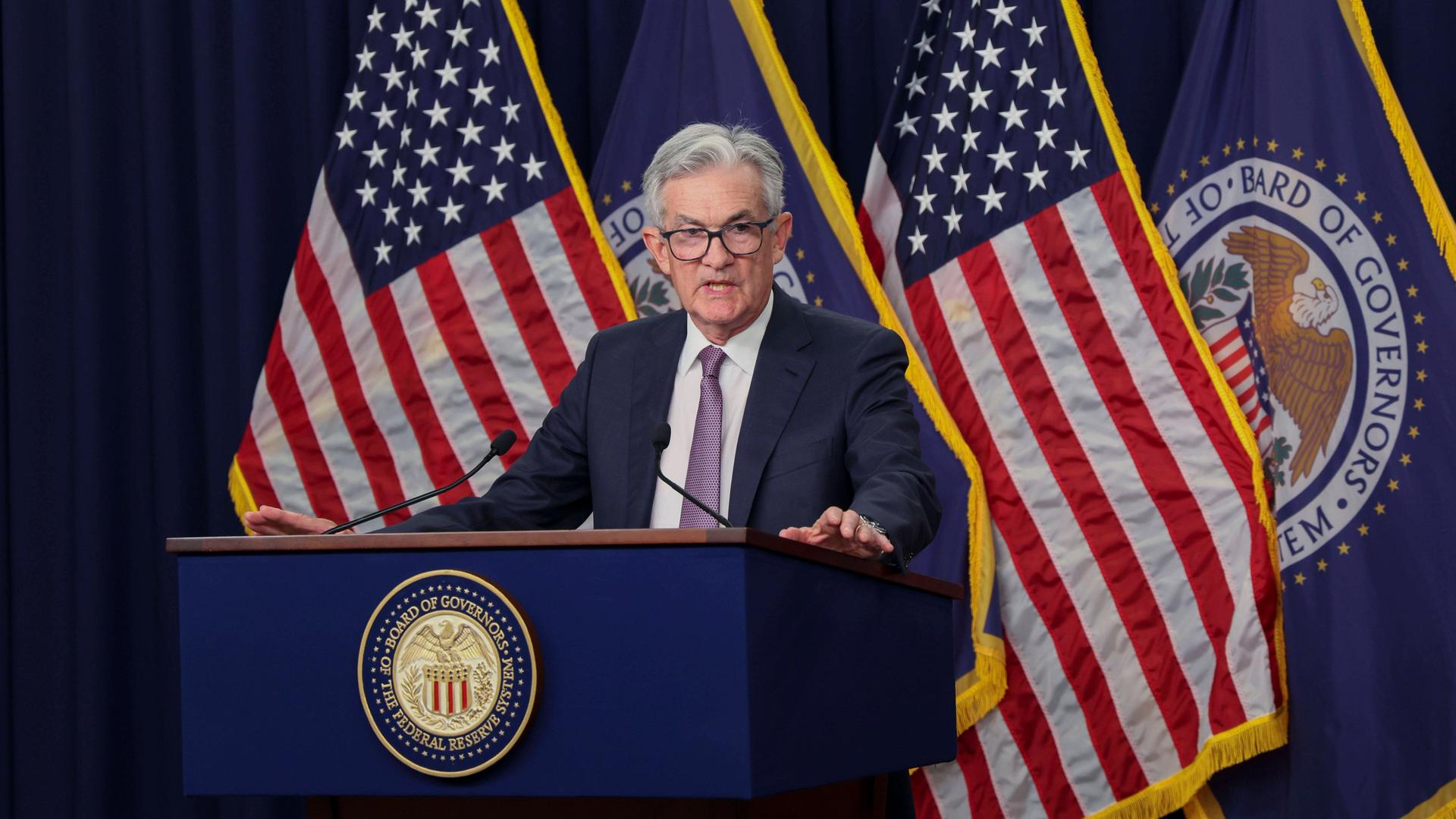 Der Chef der US-Notenbank Federal Reserve (Fed), Jerome Powell steht an einem Redepult vor amerikanischen Flaggen.