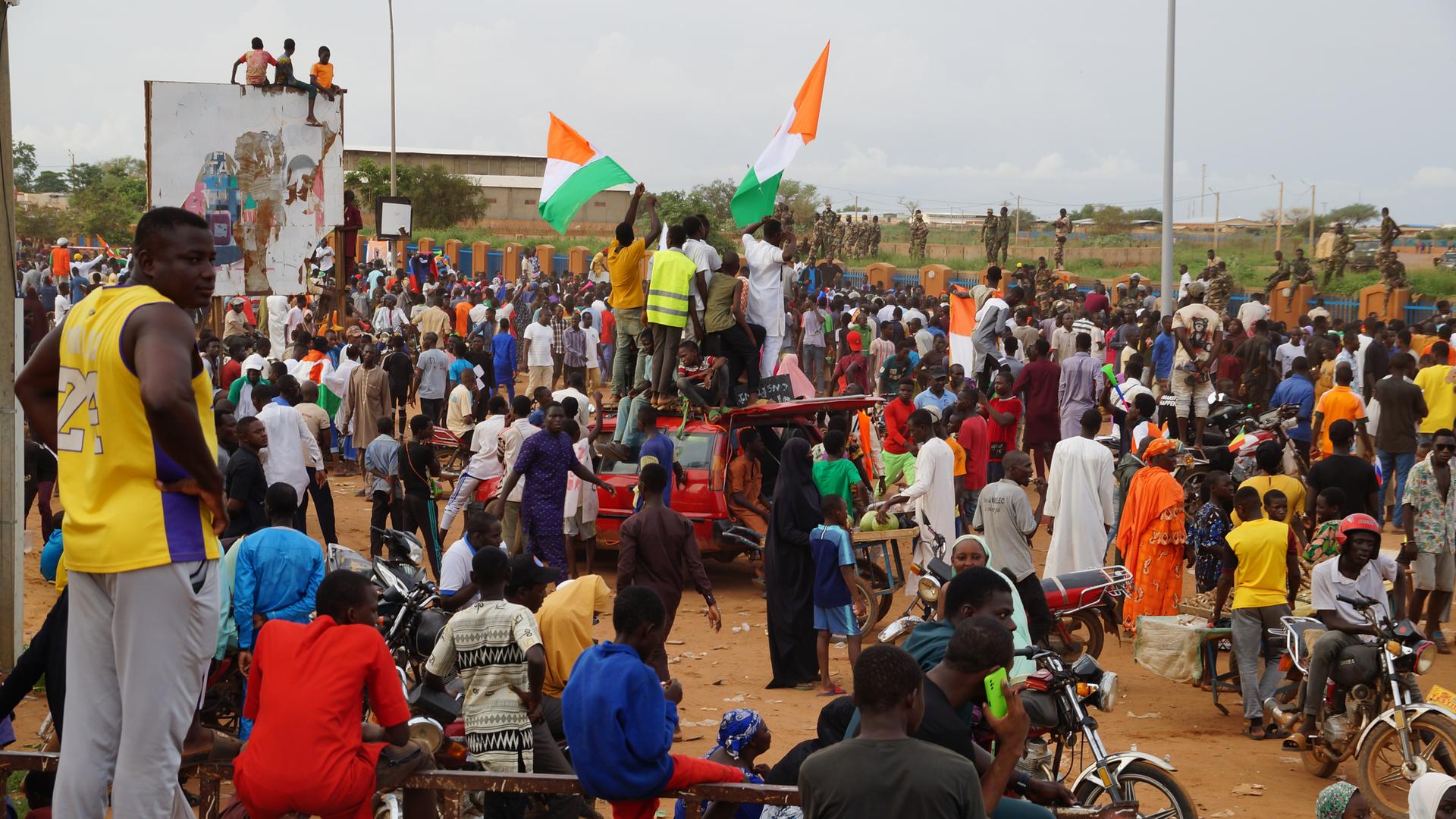 Unterstützer der Junter in Niger haben sich zu einer Demonstration versammelt.