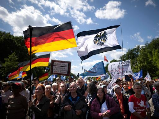 Demonstranten mit Deutschlandfahne und Preußenflagge beim "Friedensmarsch" vom Netzwerk Deutschland am 24.05.2025 in Berlin 