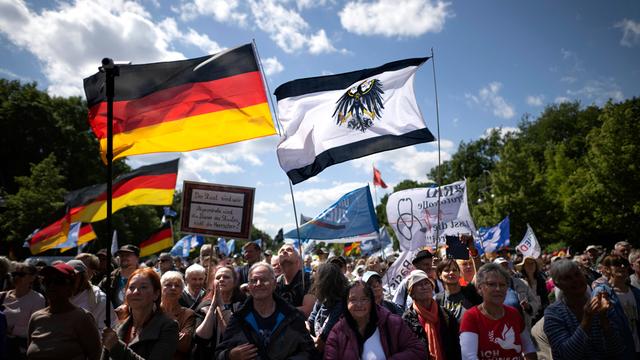 Demonstranten mit Deutschlandfahne und Preußenflagge beim "Friedensmarsch" vom Netzwerk Deutschland am 24.05.2025 in Berlin 