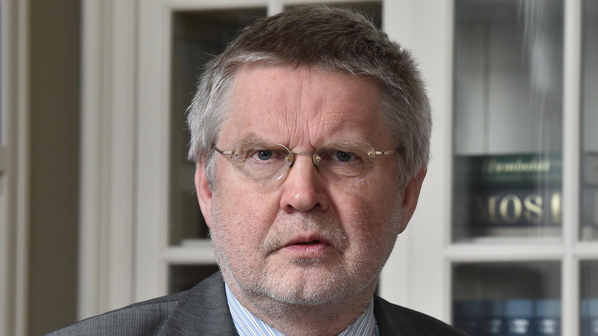 Der Hauptgeschäftsführer des Deutschen Landkreistages, Hans-Günter Henneke schaut grimmig in die Kamera.