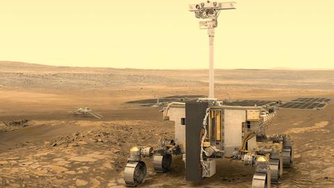 Konstruktionsbild: Ein silberner Marsrover mit ausgefahrenem Kameraarm und vier Raupenrädern führt über eine Planetenoberfläche.