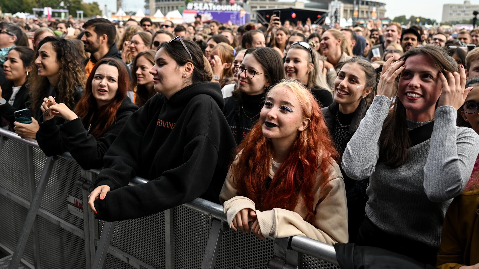Das Publikum jubelt bei dem Auftritt der Band Milky Chance beim Lollapalooza Festival am Berliner Olympiastadion.