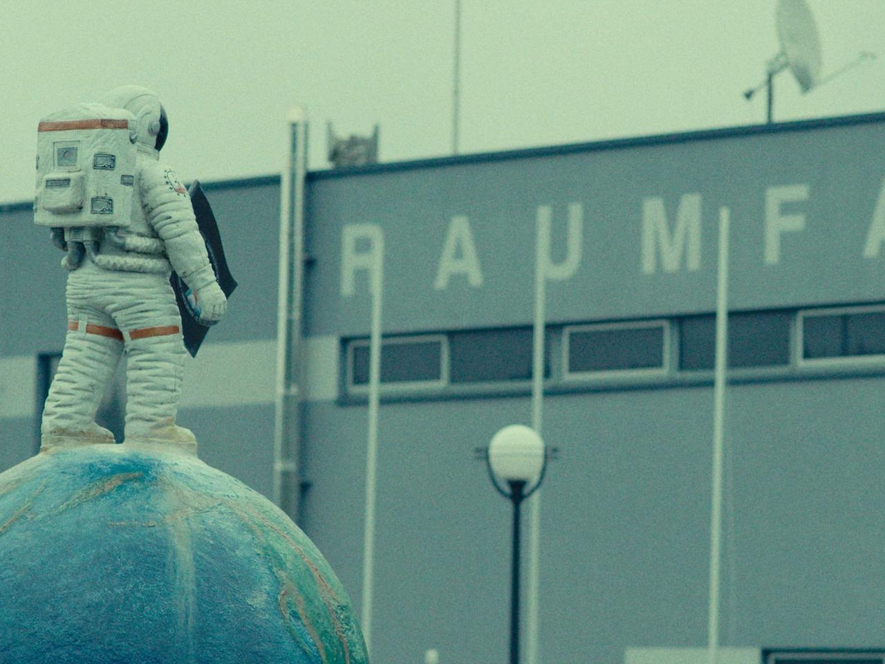 Astronautenfigur vor dem Gebäude der Deutschen Raumfahrtausstellung Morgenröthe-Rautenkranz e.V.