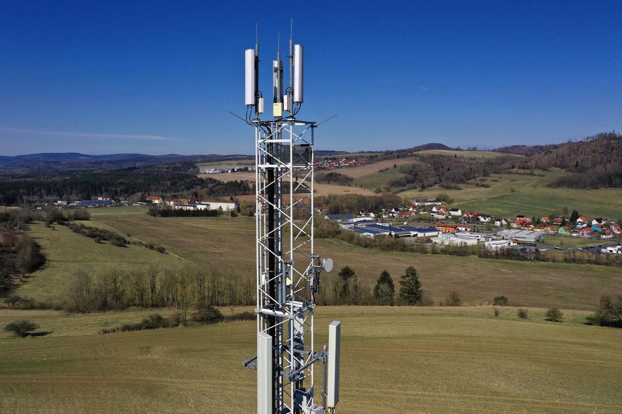 Ein Mobilfunkmast steht in ländlicher Umgebung. Ein Mobilfunkmast steht in ländlicher Umgebung.