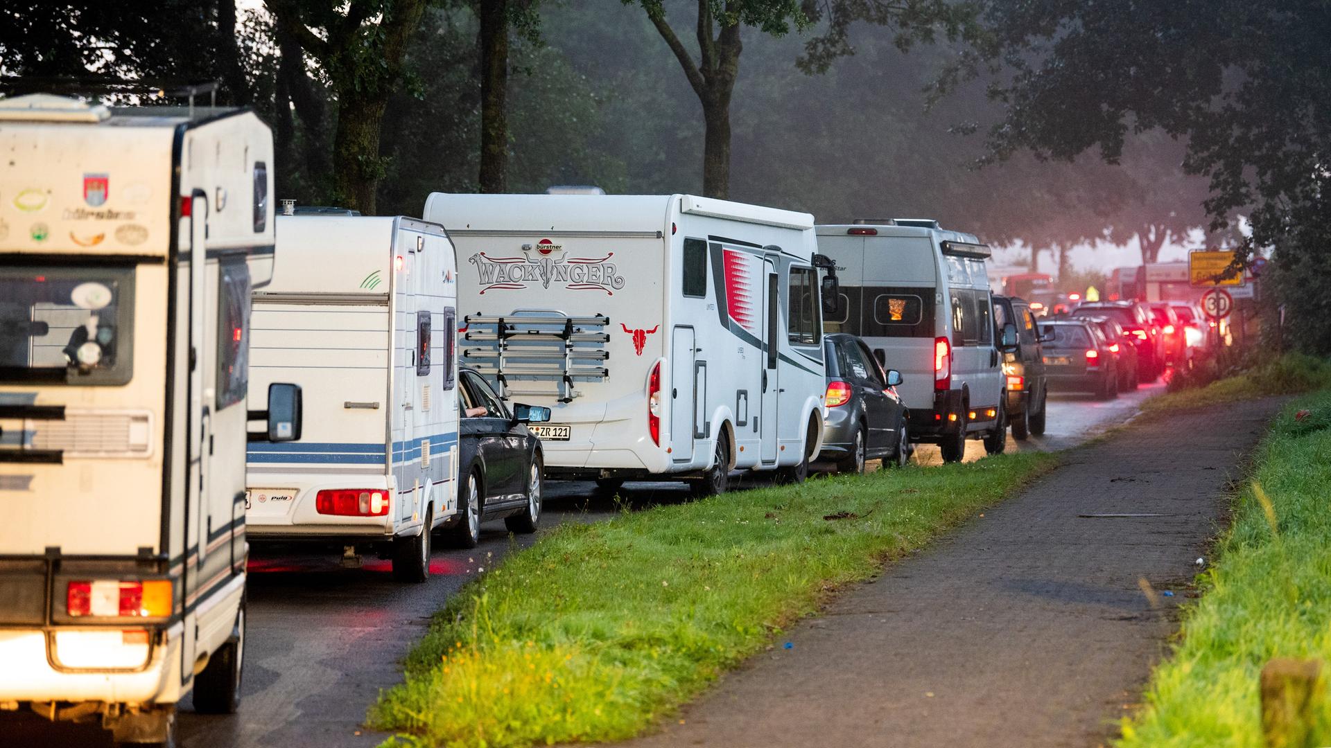 Wohnmobile und Autos stehen auf dem Weg zum Heavy-Metal-Festival in Wacken im Stau. 