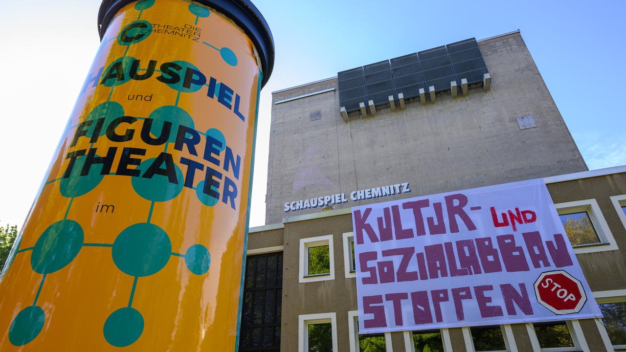 "Kultur- und Sozialabbau stoppen" steht auf einem Plakat am Schauspielhaus Chemnitz.