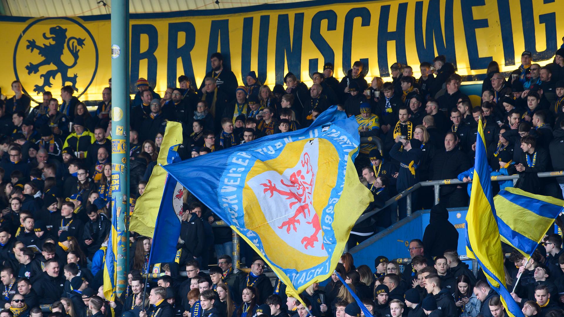 Fans von Eintracht Braunschweig schwenken ihre Flaggen. Fans von Eintracht Braunschweig schwenken ihre Flaggen.
