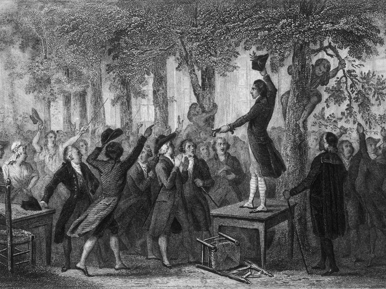 Französische Revolution 1789. In den Gärten des Palais Royal steigt Camille Desmoulins auf einen Tisch und spricht zu den Massen.