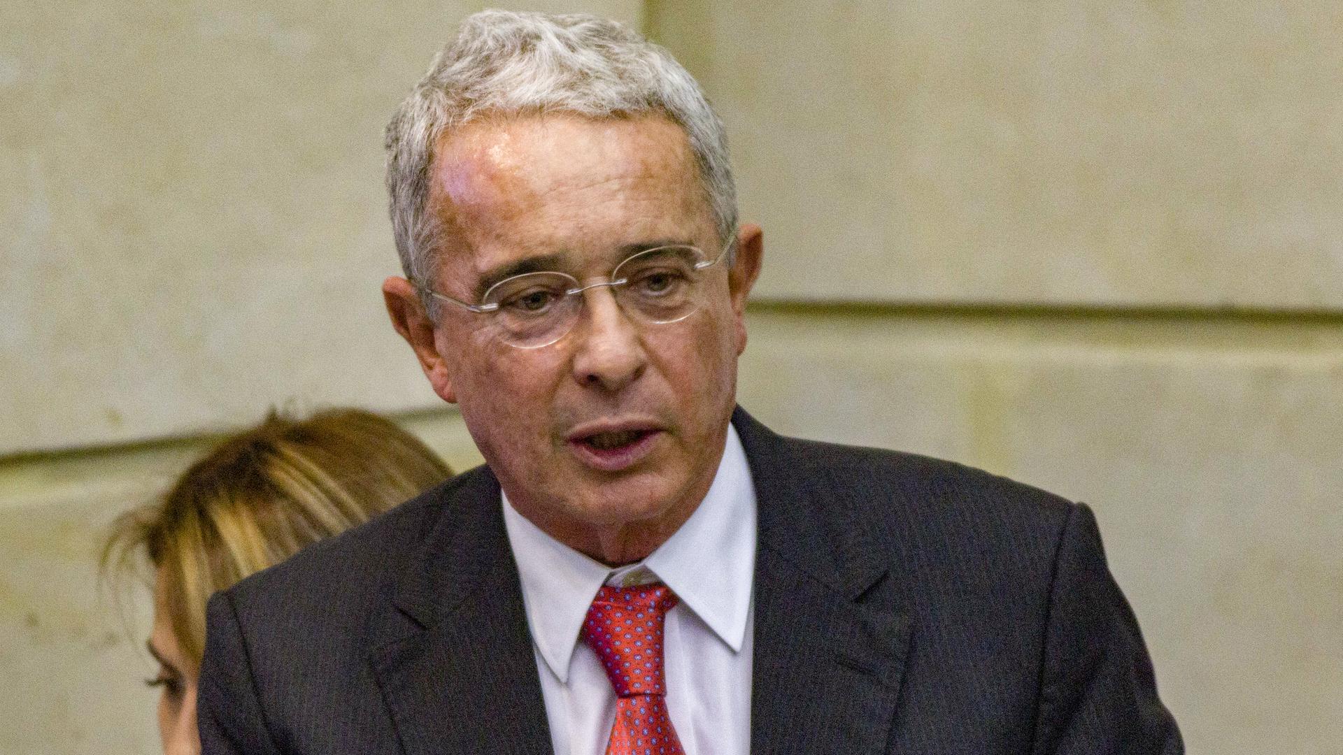 (Archiv) Alvaro Uribe, ehemaliger Präsident von Kolumbien, spricht 2019 im Parlament. 