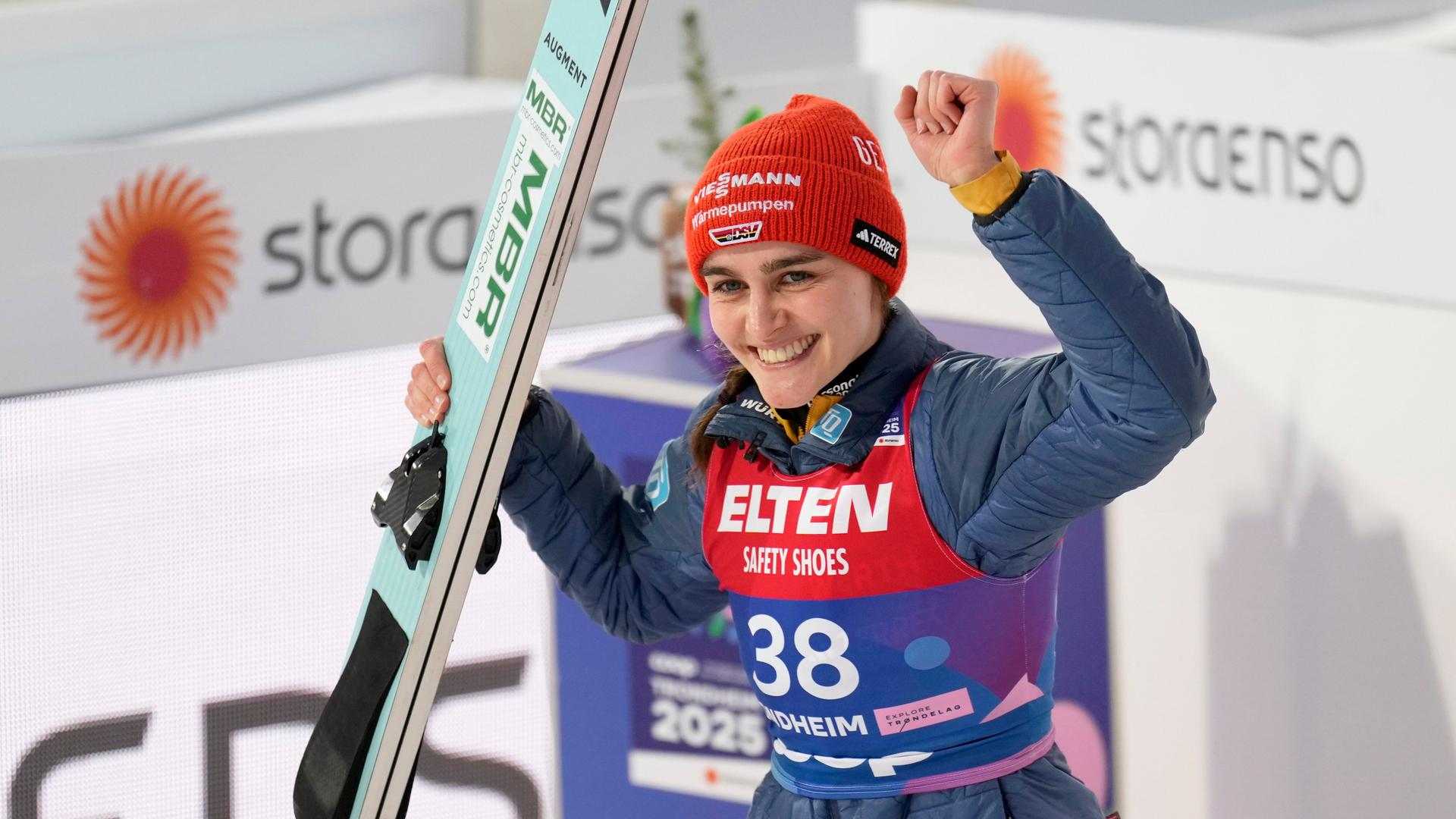 Die Ski-Springerin Selina Freitag hebt beim Jubeln ihre Ski und lacht in Richtung der Kamera. Die Ski-Springerin Selina Freitag hebt beim Jubeln ihre Ski und lacht in Richtung der Kamera.