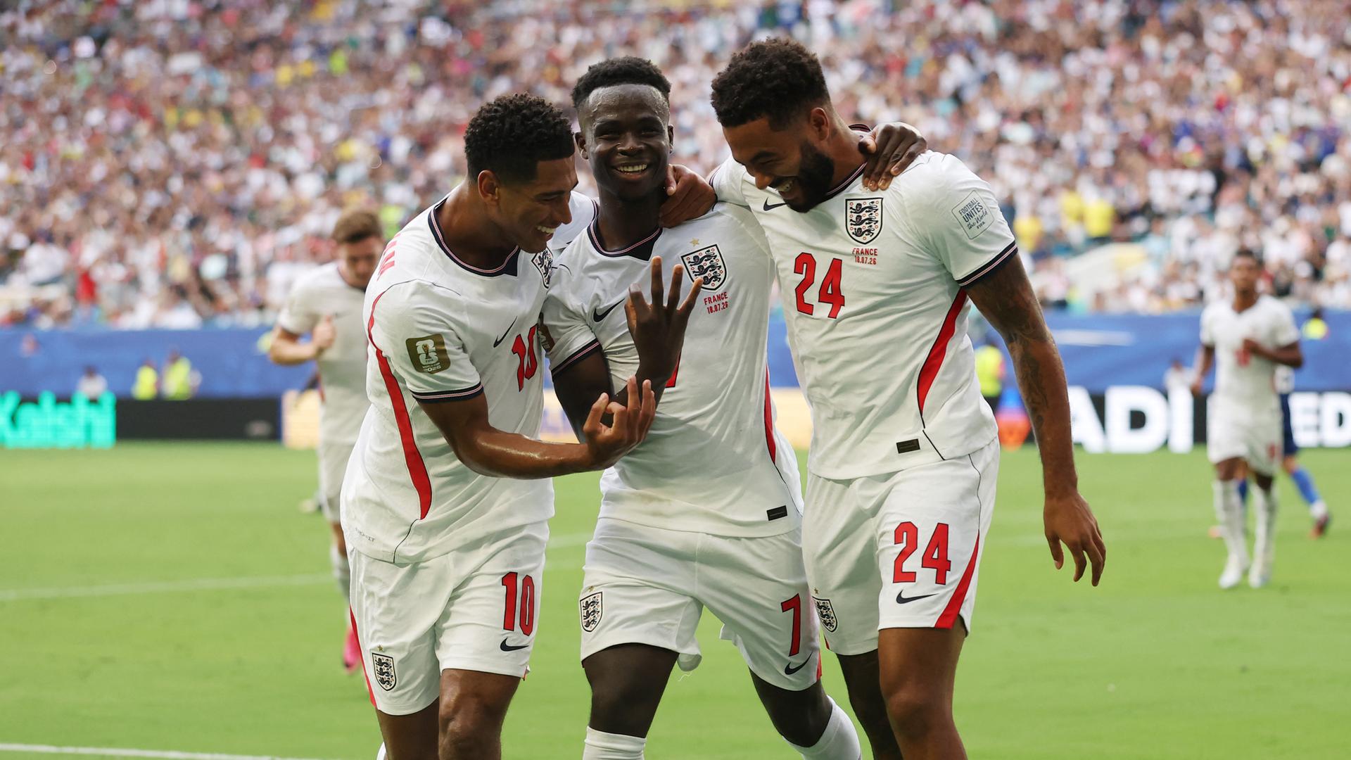 Fußball-WM: Die englischen Spieler Bukayo Saka, Jude Bellingham und Reece James feiern einen Treffer gegen Frankreich. Fußball-WM: Die englischen Spieler Bukayo Saka, Jude Bellingham und Reece James feiern einen Treffer gegen Frankreich.