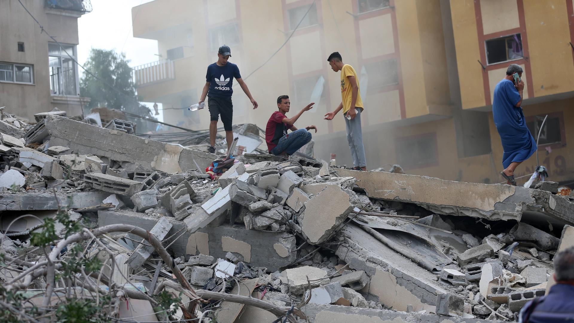 Menschen auf Trümmern in Gaza City