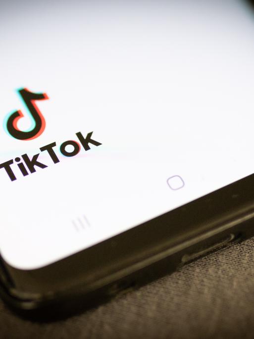 Ein Smartphone mit dem Symbol der Tiktok-App