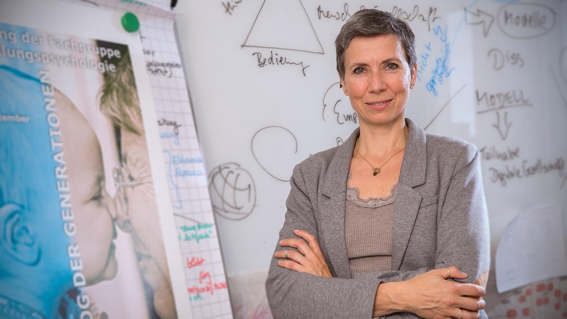 Die Professorin Alke Martens steht vor einer mit Berechnungen vollgeschriebenen Wand.