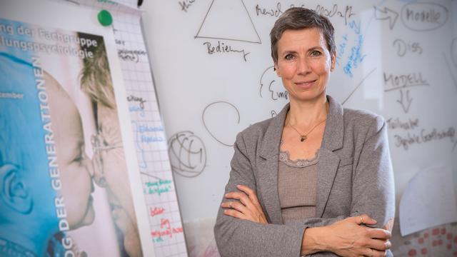 Die Professorin Alke Martens steht vor einer mit Berechnungen vollgeschriebenen Wand. Die Professorin Alke Martens steht vor einer mit Berechnungen vollgeschriebenen Wand.
