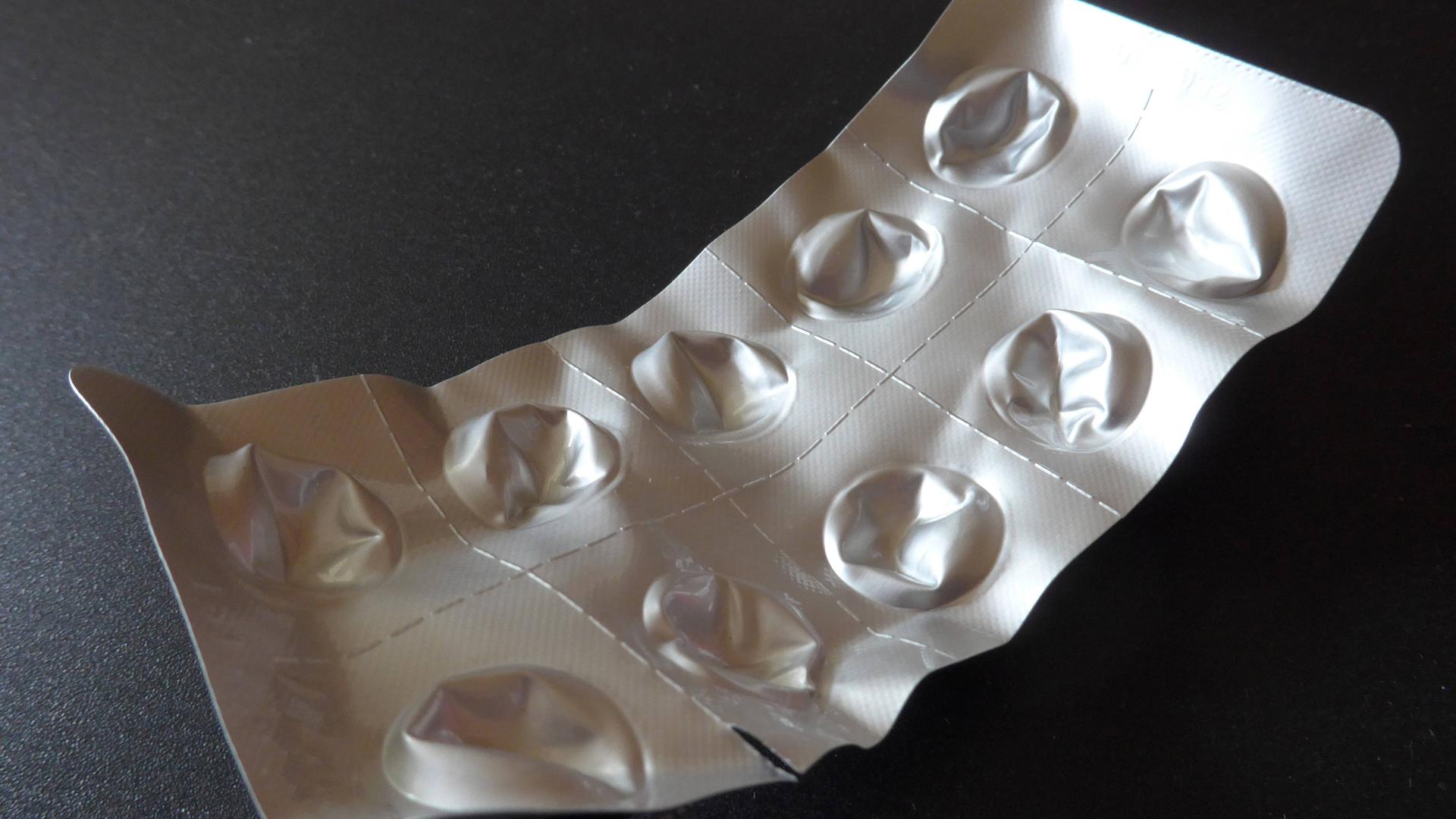 Tablettenverpackung (Blister) für den Cholesterinsenker Atorvastatin der Firma Stada nach Gebrauch.