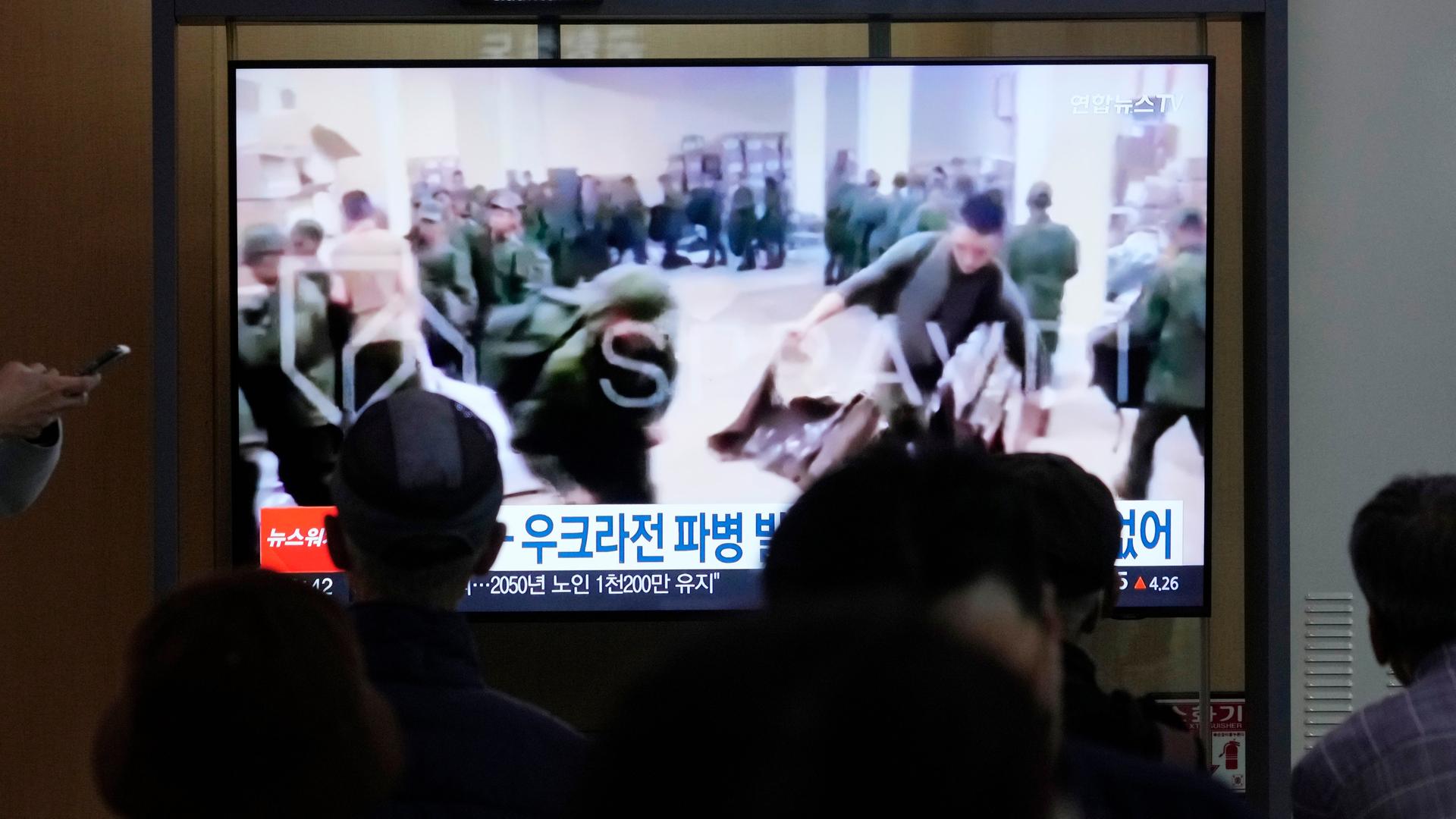 In einer Nachrichtensendung auf einem Fernsehbildschirm am Bahnhof der südkoreanischen Metropole Seoul sind Soldaten zu sehen, die vermutlich aus Nordkorea stammen und bereitstehen, um Nachschub aus Russland zu erhalten. 