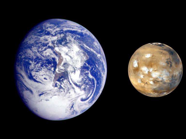 Der rötliche Planet Mars ist rechts neben der Erde im ansonsten schwarzen Weltall zu sehen.