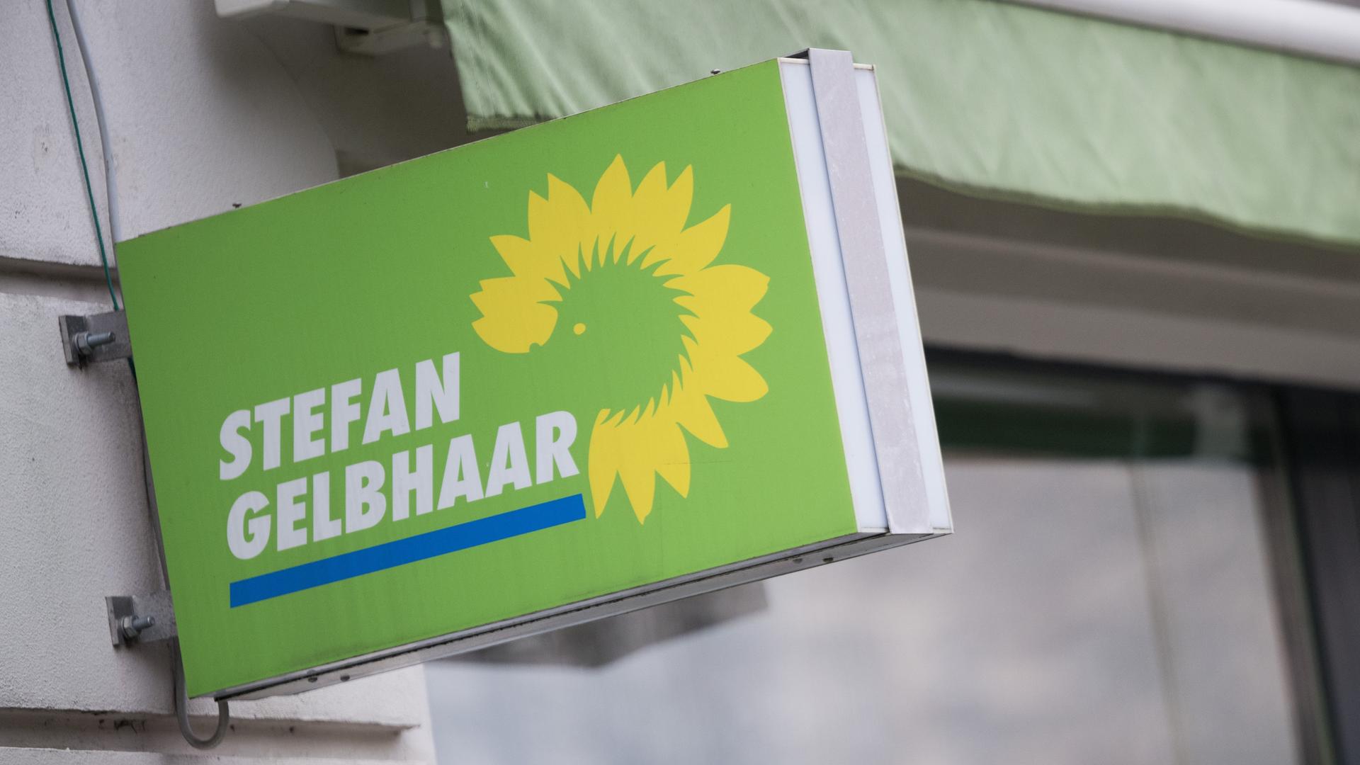 Ein Schild mit der Aufschrift "Stefan Gelbhaar" und dem Logo der Grünen-Partei hängt am Büro des Bundestagsabgeordneten.