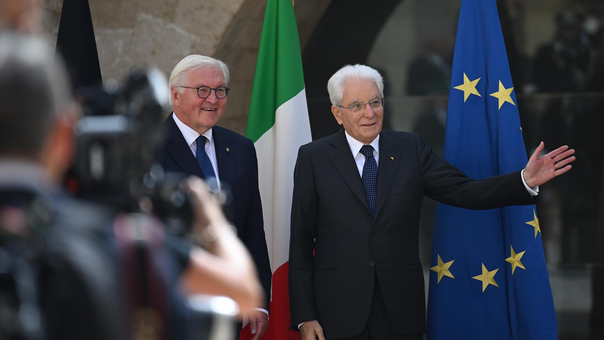 Bundespräsident Frank-Walter Steinmeier und Italiens Staatspräsident Sergio Mattarella lachen.