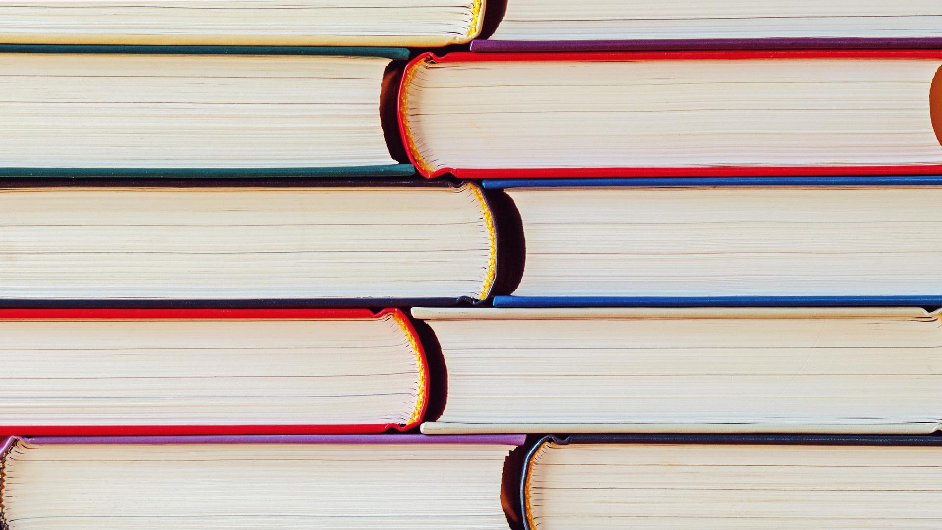 Bunte ineinandergeschobene Bücher.