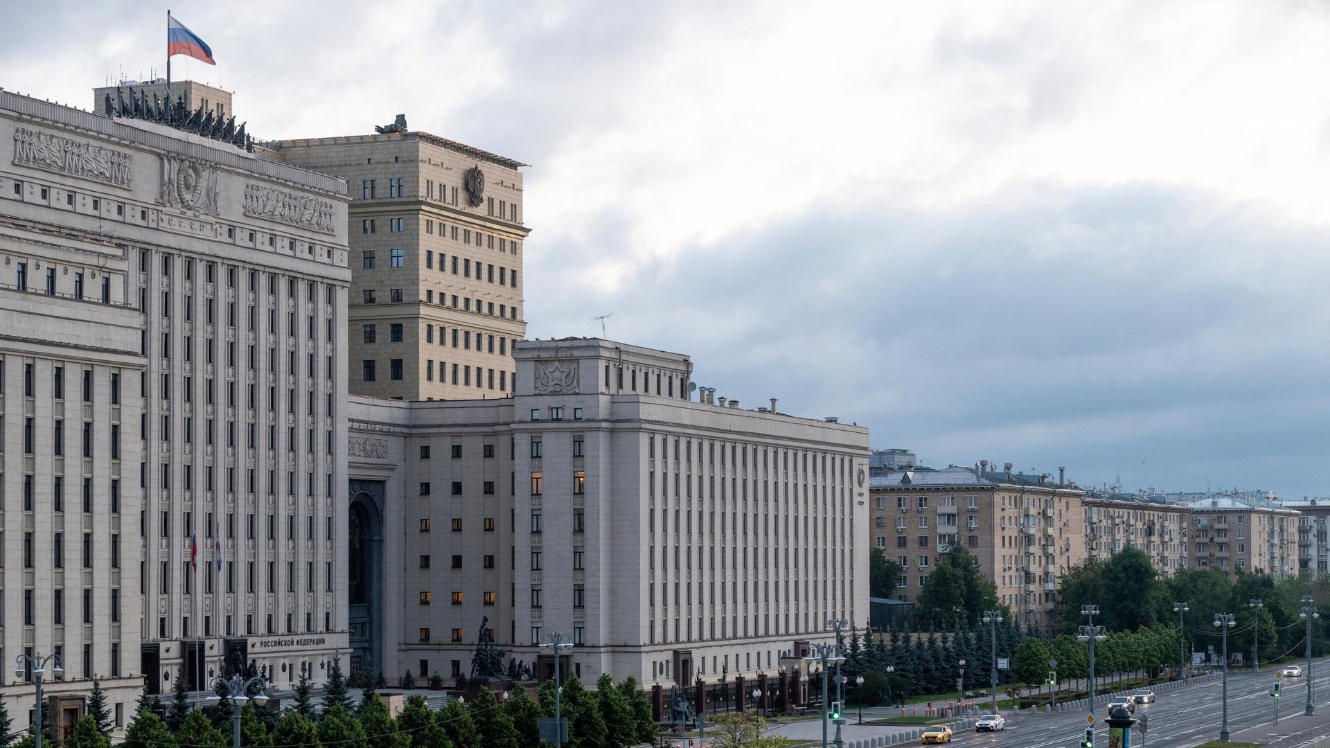 Das Gebäude des russischen Verteidigungsministeriums mit Flugabwehrsystemen auf dem Dach in Moskau, Russland. 