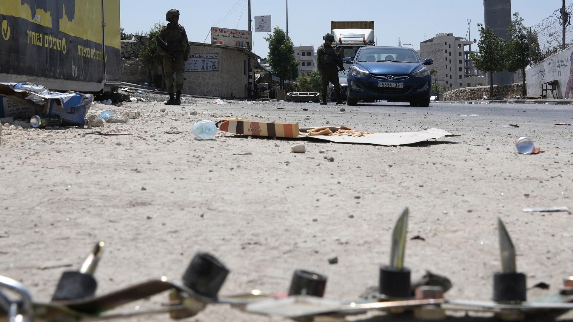 Zwei israelische Soldaten patroullieren an der Stelle, an dem am Vortag ein Mann ermordet wurde. Zwei israelische Soldaten patroullieren an der Stelle, an dem am Vortag ein Mann ermordet wurde.