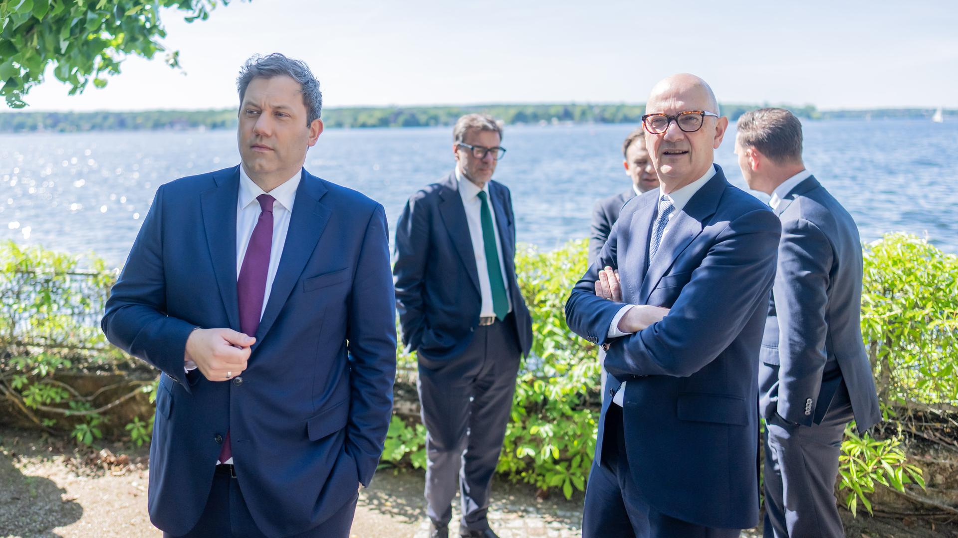 Die fünf Minister stehen auf einer Terasse am Rande des Sees. Klingbeil und Giorgetti stehen vorne. Die fünf Minister stehen auf einer Terasse am Rande des Sees. Klingbeil und Giorgetti stehen vorne.