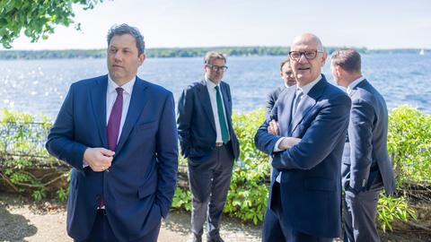 Die fünf Minister stehen auf einer Terasse am Rande des Sees. Klingbeil und Giorgetti stehen vorne. 
