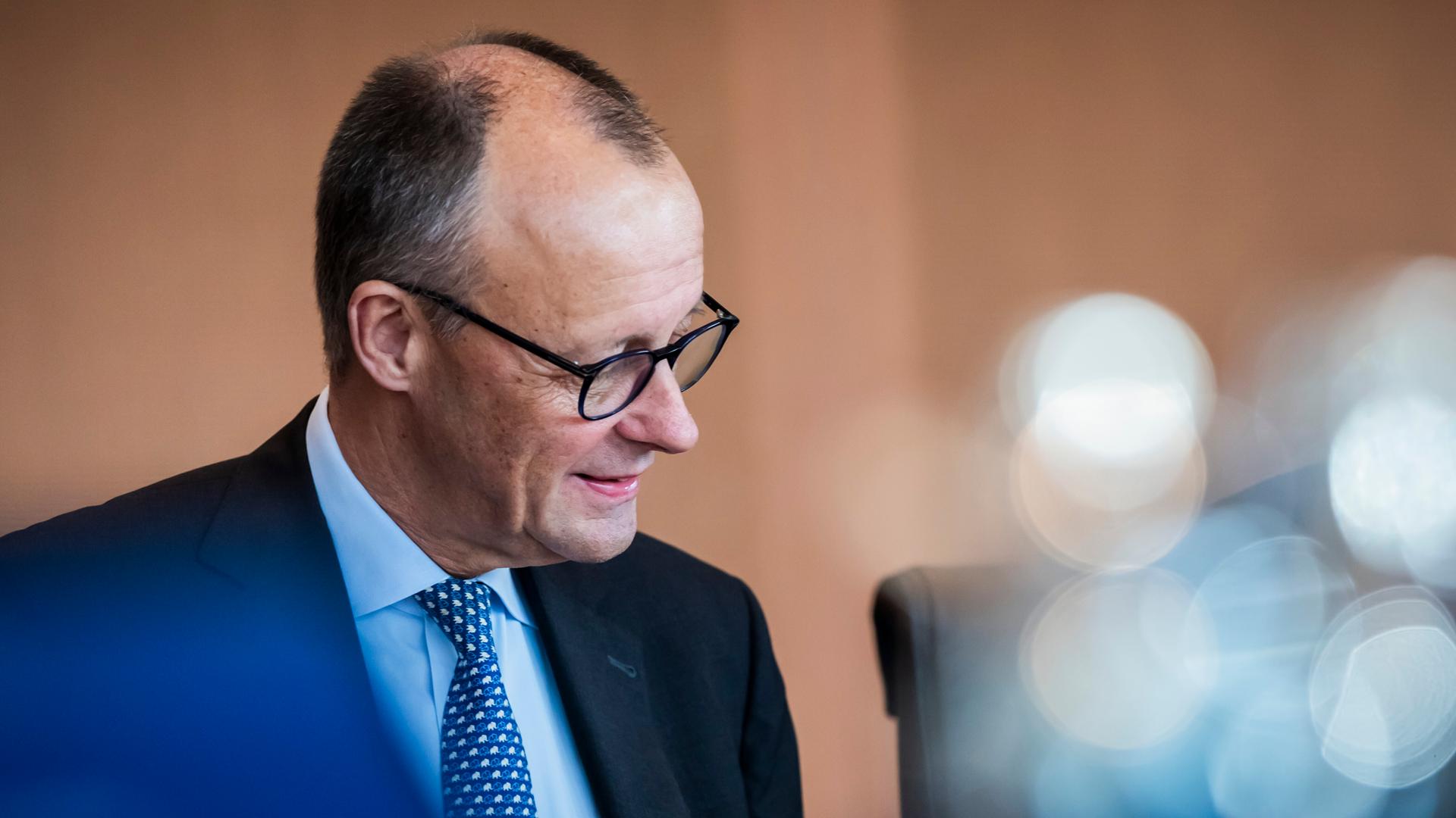Bundeskanzler Friedrich Merz (CDU) sitzt zu Beginn der Sitzung des Bundeskabinetts im Bundeskanzleramt am Kabinettstisch.