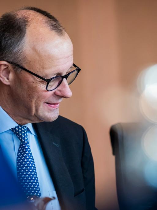 Bundeskanzler Friedrich Merz (CDU) sitzt zu Beginn der Sitzung des Bundeskabinetts im Bundeskanzleramt am Kabinettstisch.