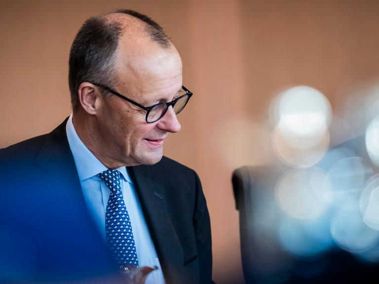 Bundeskanzler Friedrich Merz (CDU) sitzt zu Beginn der Sitzung des Bundeskabinetts im Bundeskanzleramt am Kabinettstisch.