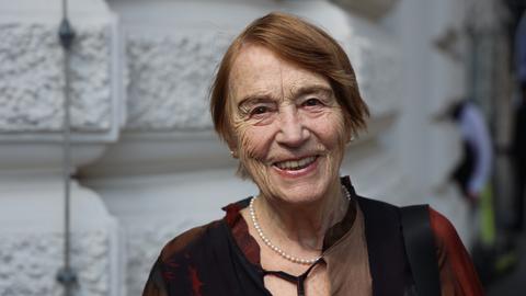 Renate Welsh lächelt in die Kamera. Sie trägt eine dunkelrote Bluse und kurzes mittelbraunes Haar. Renate Welsh lächelt in die Kamera. Sie trägt eine dunkelrote Bluse und kurzes mittelbraunes Haar.