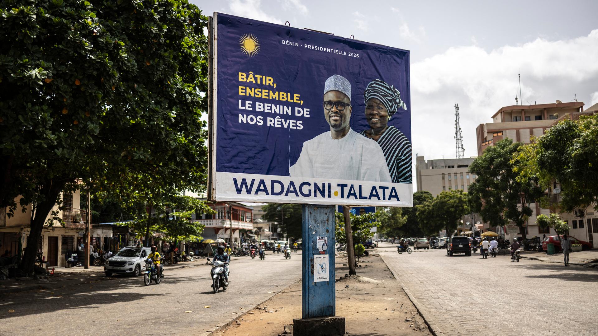 Ein Plakat zur Präsidentenwahl im Benin zeigt den Spitzenkandidaten der Regierungspartei, Wadagni, und Mariam Chabi Talata, die seine Stellvertreterin werden soll. Ein Plakat zur Präsidentenwahl im Benin zeigt den Spitzenkandidaten der Regierungspartei, Wadagni, und Mariam Chabi Talata, die seine Stellvertreterin werden soll.