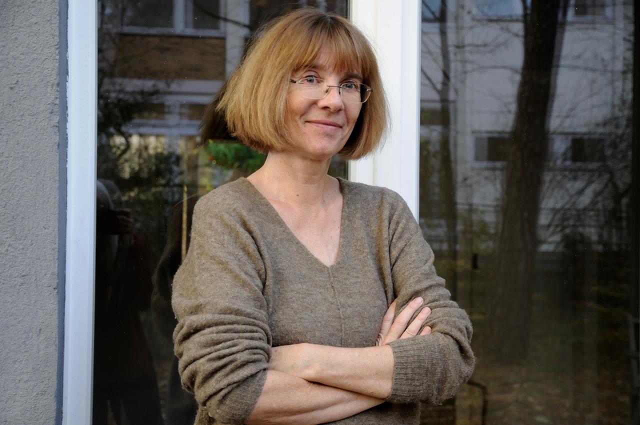 Porträt einer Frau mit Pagenschnitt und randloser Brille, es ist die Autorin Patricia Görg.