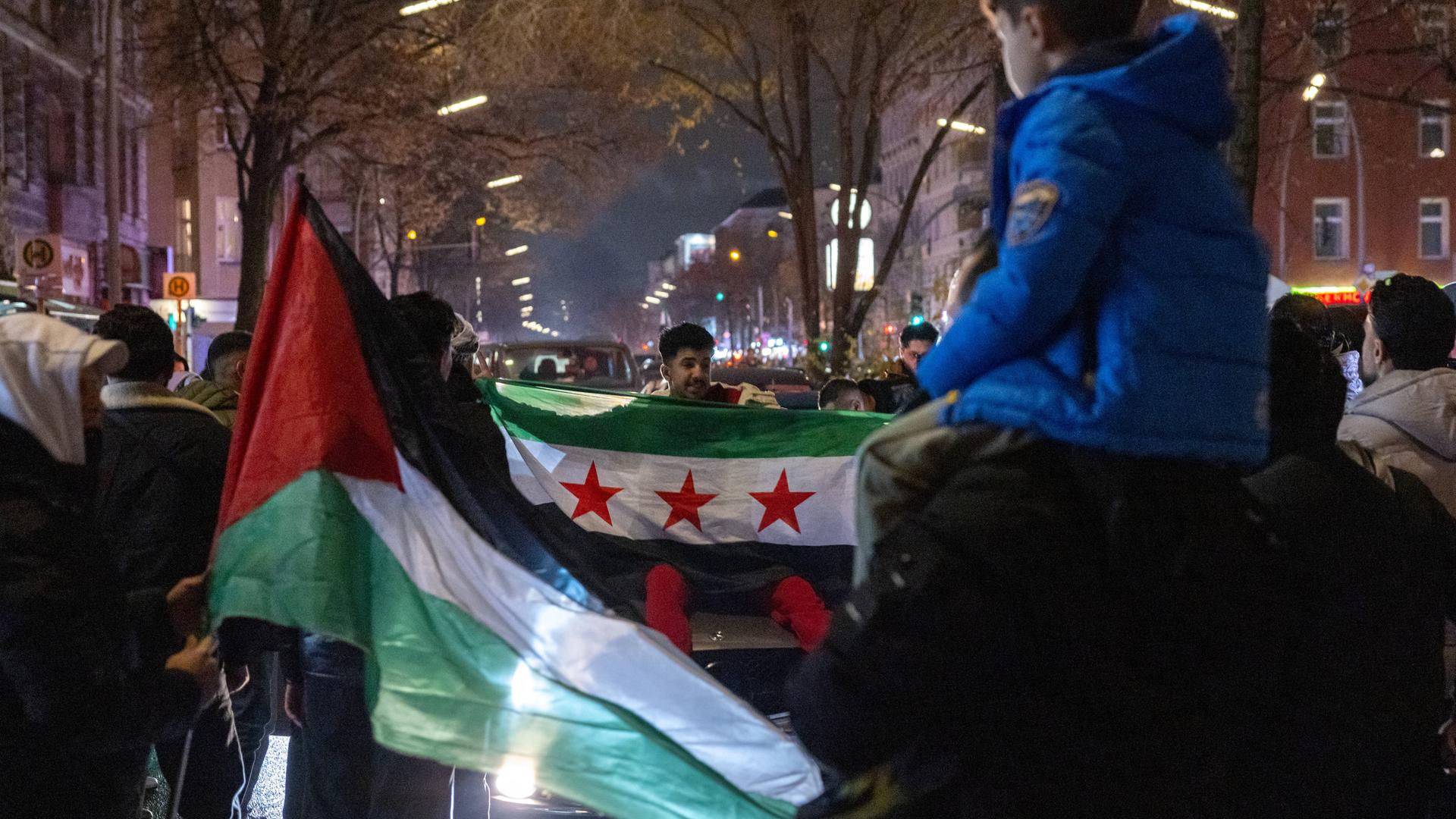 Syrer feiern den Sturz Assads auf der Sonnenallee in Berlin-Neukölln. 