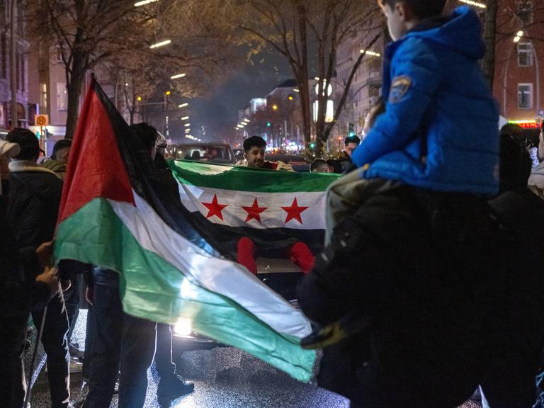 Syrer feiern den Sturz Assads auf der Sonnenallee in Berlin-Neukölln. 