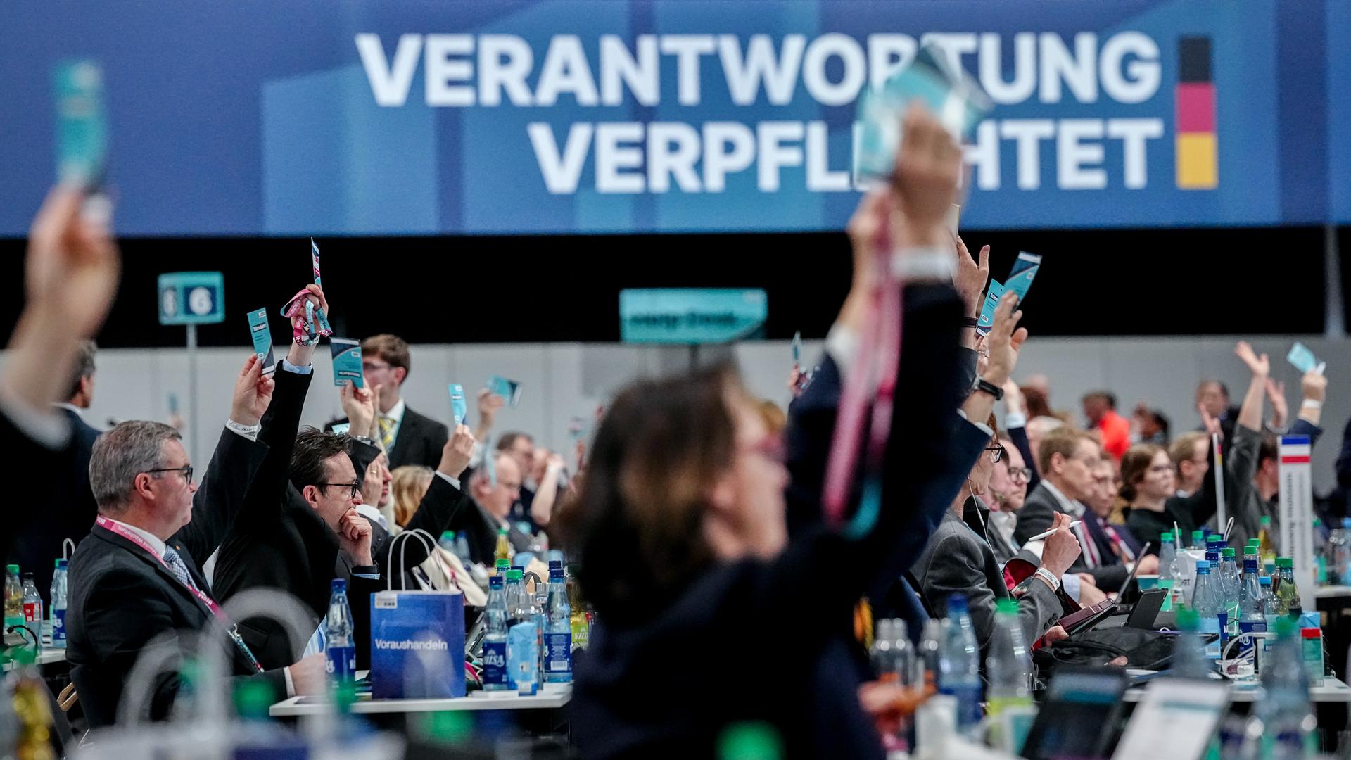 Delegierte heben beim CDU-Bundesparteitag die Stimmkarte. Delegierte heben beim CDU-Bundesparteitag die Stimmkarte.