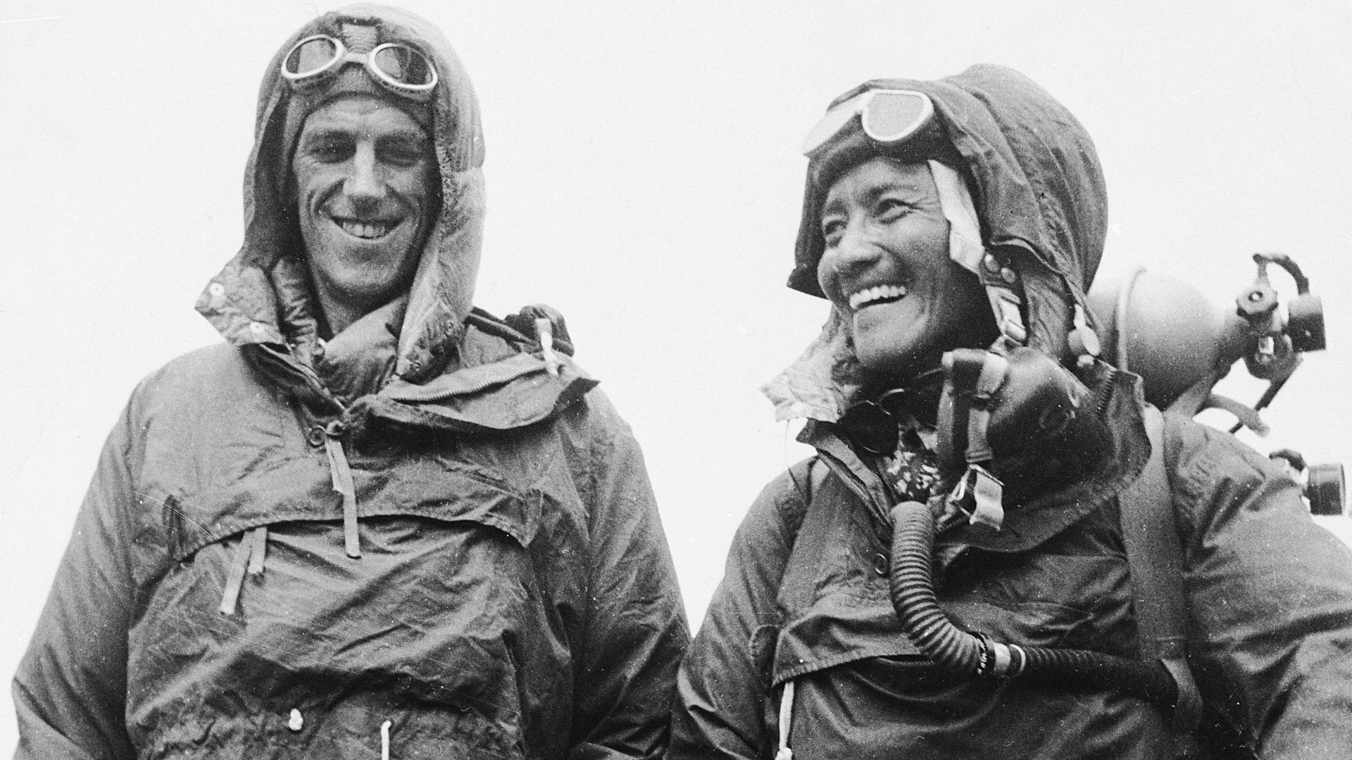 Tenzing Norgay (rechts) und Edmund P. Hillary nach der Erstbesteigung des Mount Everest.
