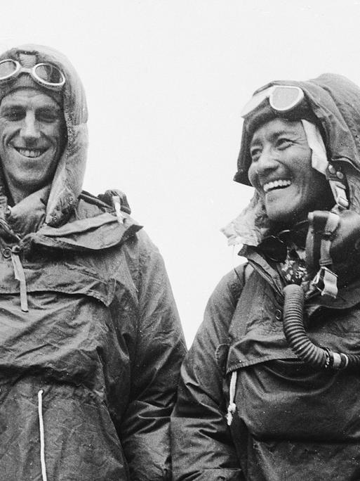 Tenzing Norgay (rechts) und Edmund P. Hillary nach der Erstbesteigung des Mount Everest.
