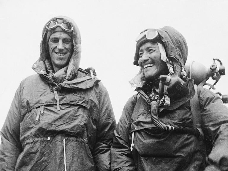 Tenzing Norgay (rechts) und Edmund P. Hillary nach der Erstbesteigung des Mount Everest.
