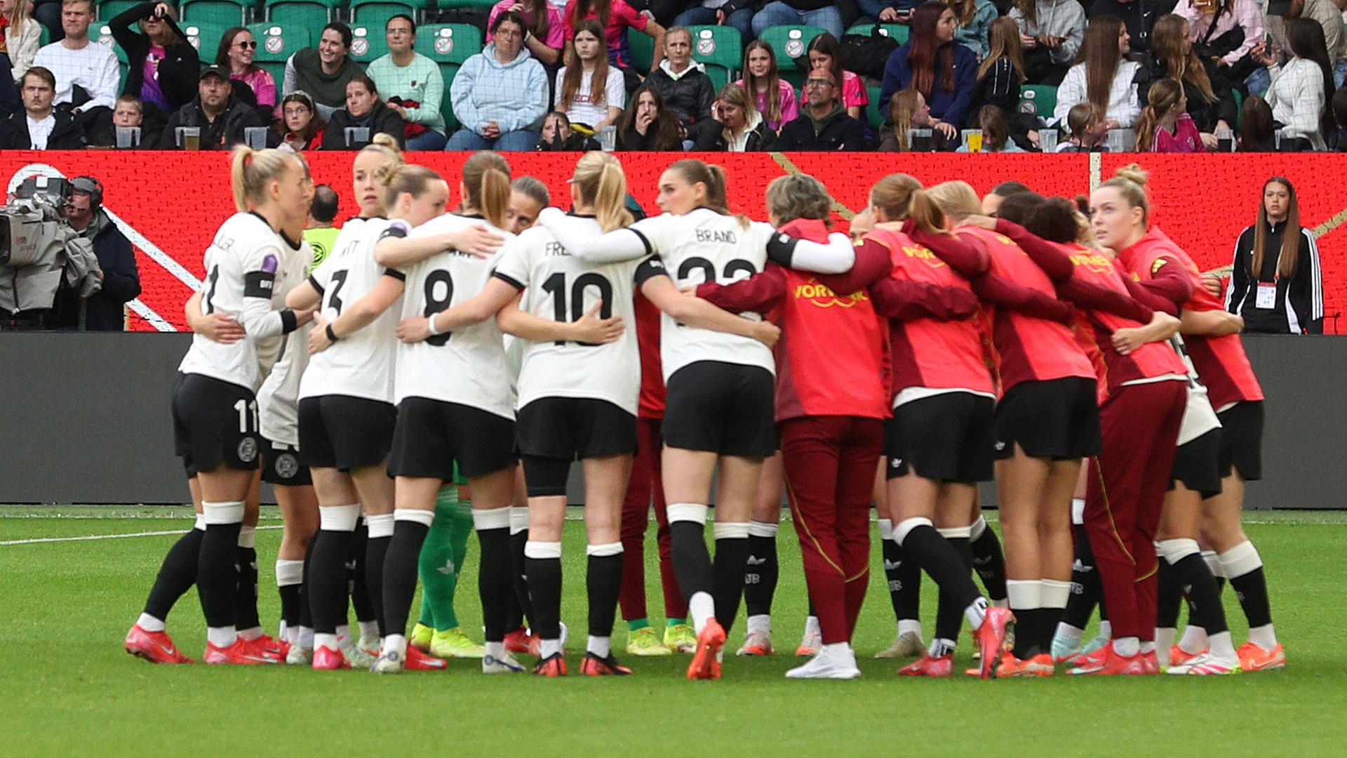 Die deutsche Fußball-Nationalmannschaft der Frauen vor einem Spiel in der Nations League gegen Schottland in Wolfsburg. Die deutsche Fußball-Nationalmannschaft der Frauen vor einem Spiel in der Nations League gegen Schottland in Wolfsburg.