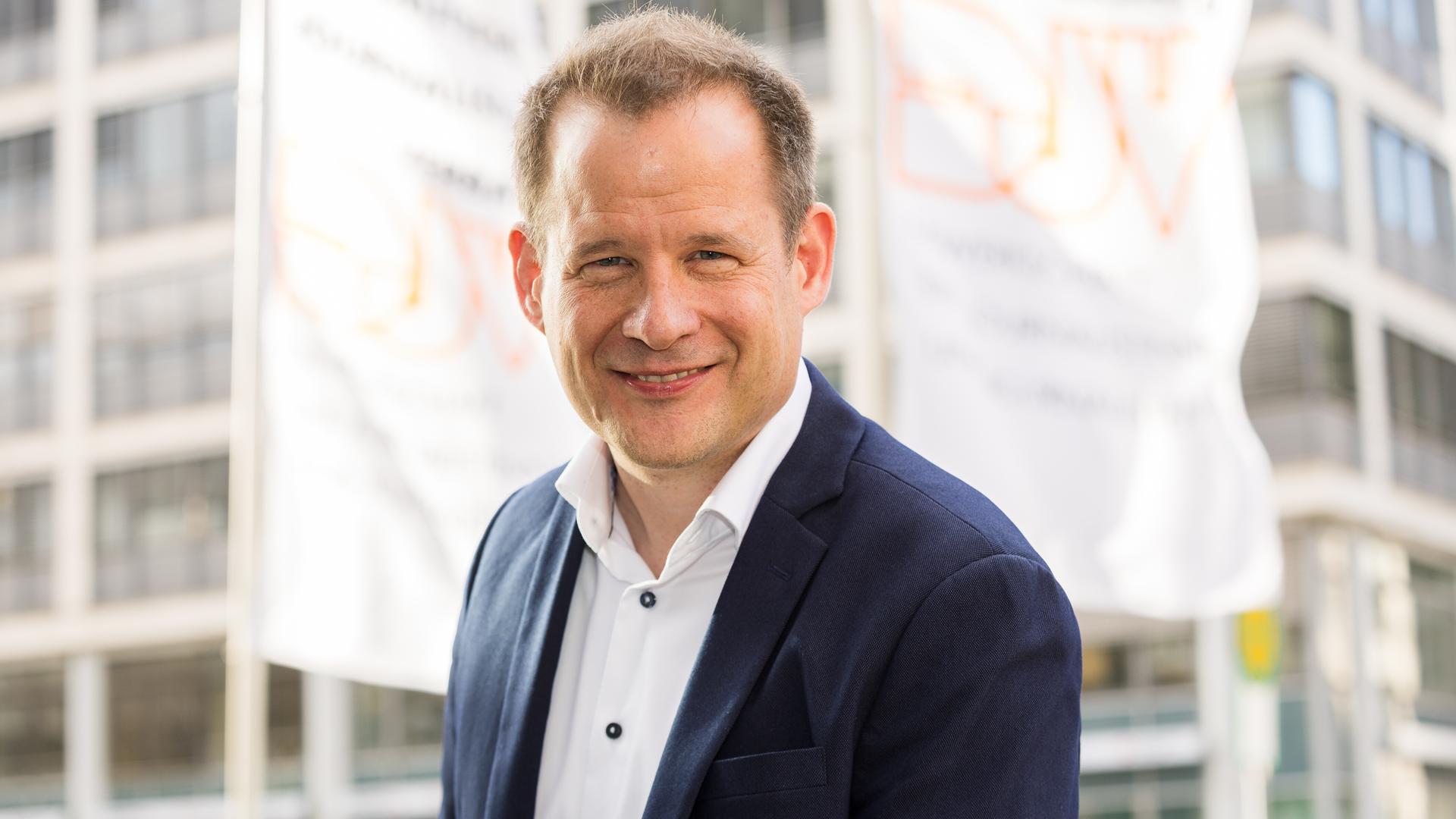 Mika Beuster lächelt in die Kamera. Mika Beuster lächelt in die Kamera.
