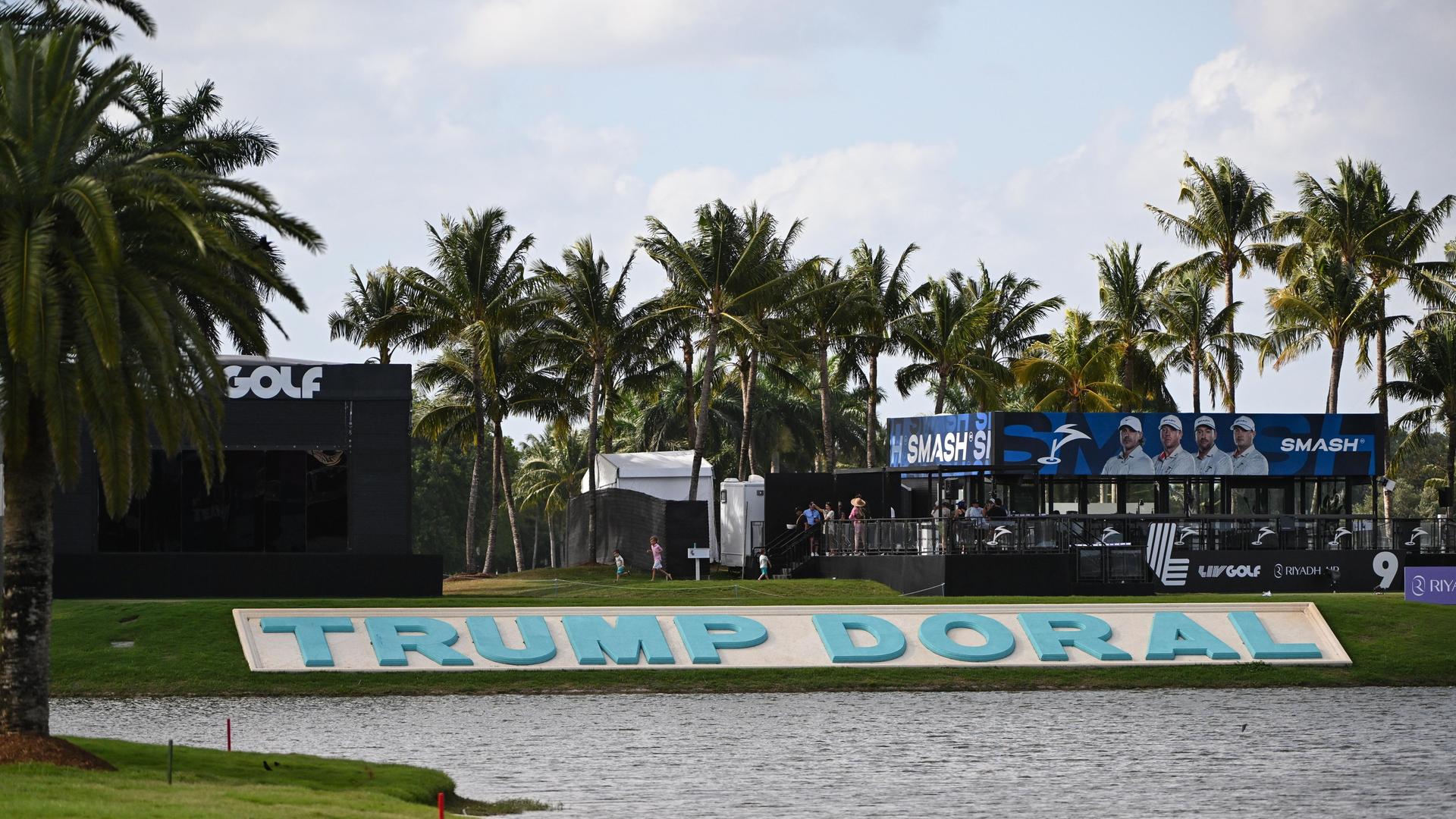 Der Eingangsbereich zu einem Golfresort. In großen Lettern steht am Eingang "Trump Doral".