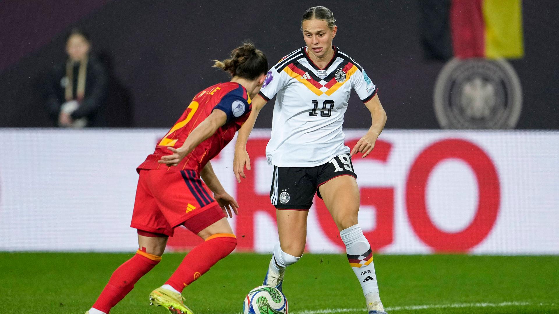 Nationalspielerin Klara Bühl im Zweikampf mit der Spanierin Ona Batlle Pascual.
      